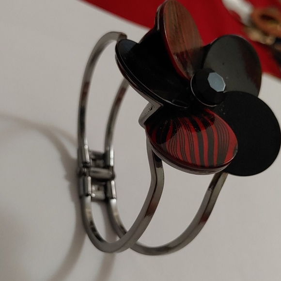 Flower bracelet - Picture 4 of 4